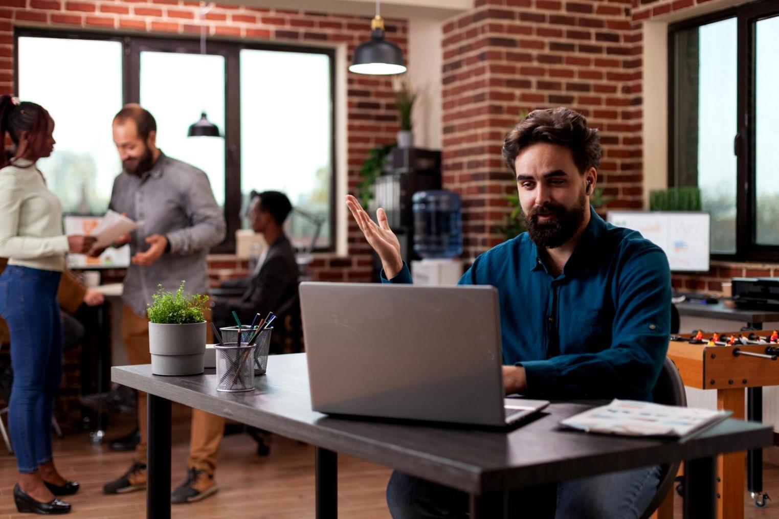 Espace de travail collaboratif avec documents financiers